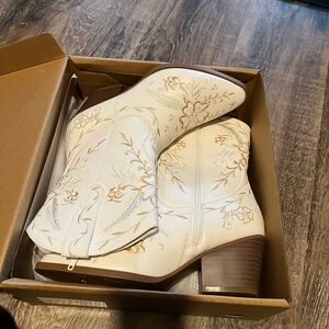 Chic Floral Embroidered Women's Heeled Boots